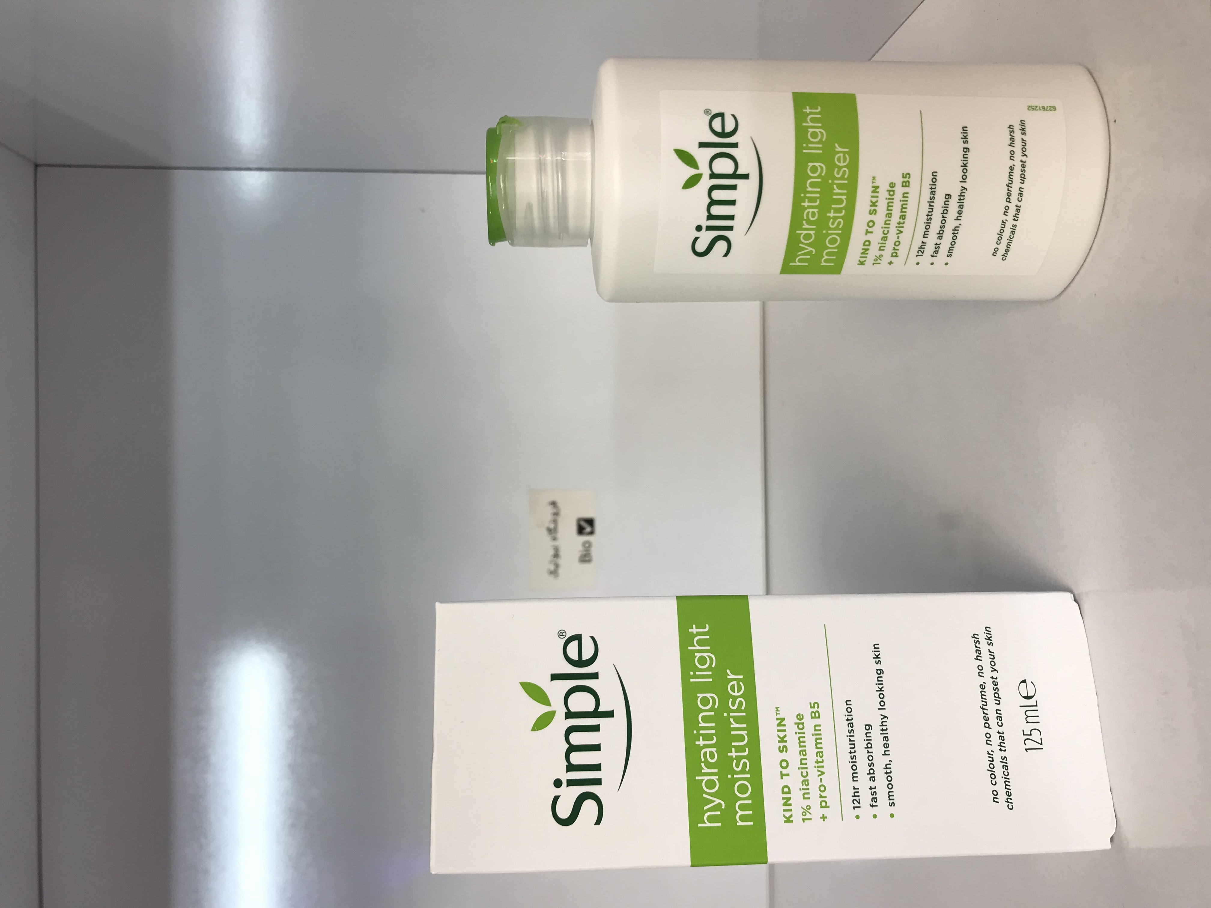 آبرسان سیمپل مخصوص پوست های چرب Simple Hydrating Light Moisturiser